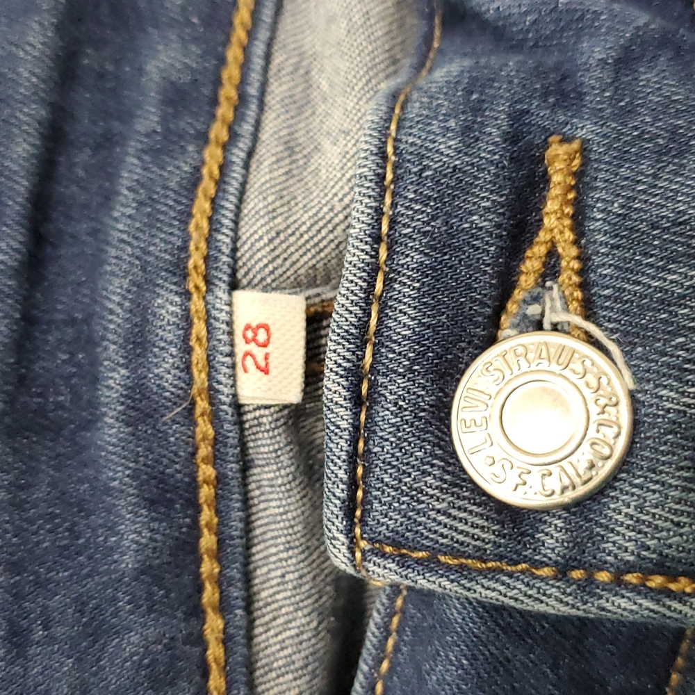 Levi Shorts size 28 - Picture 3 of 11
